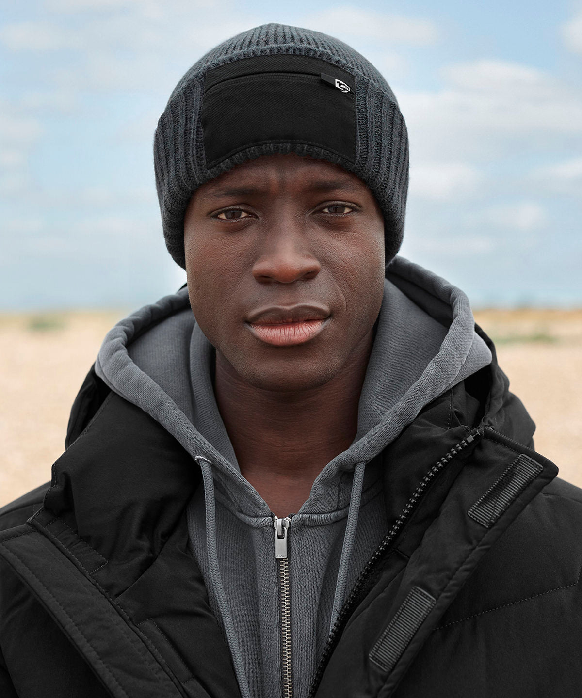 Beanie mit Reißverschluss-Patch | Sand/Schwarz