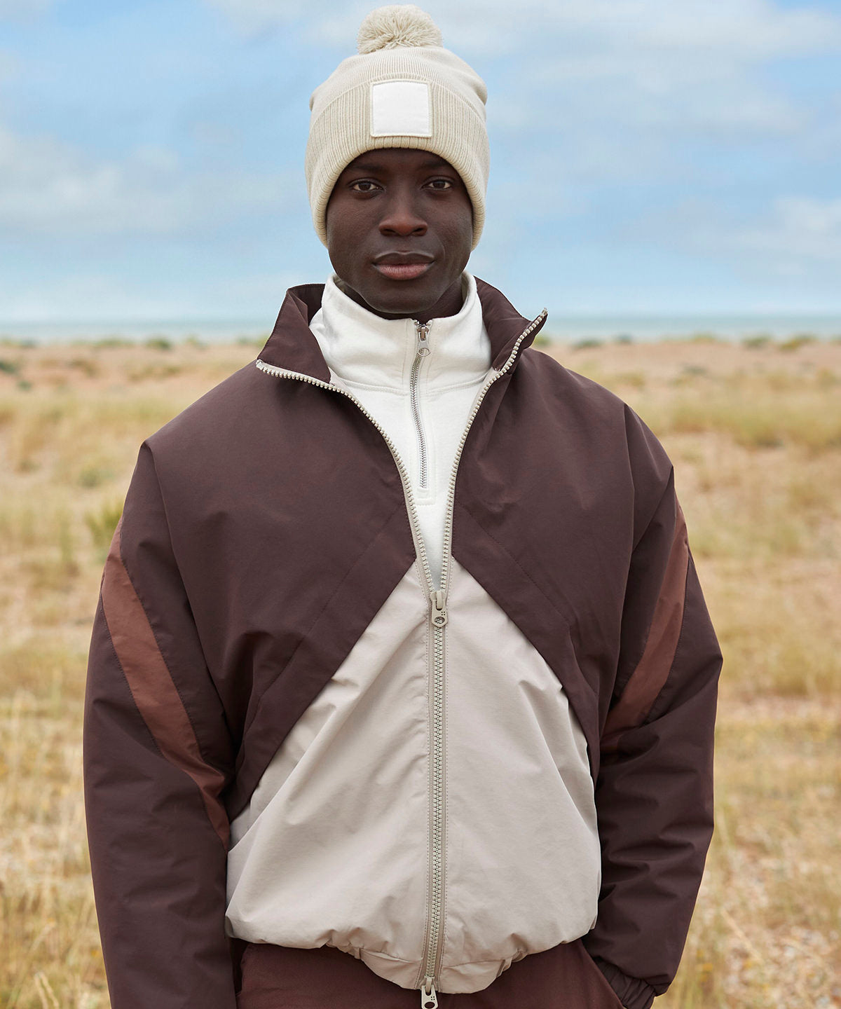 Beanie mit Patch-Applikation und Bommel | Haferflocken/Weiß