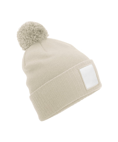 Beanie mit Patch-Applikation und Bommel | Haferflocken/Weiß