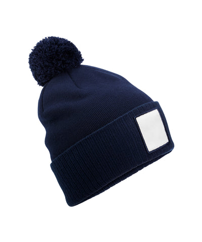 Beanie mit Patch-Applikation und Bommel | Helles Marineblau/Weiß