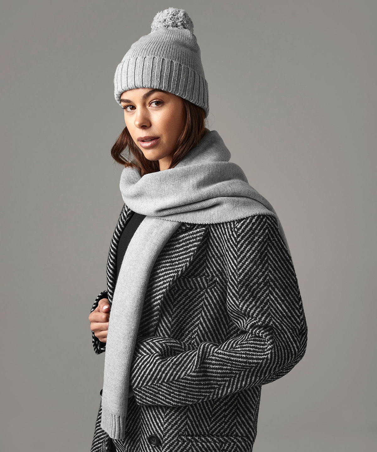 Geschenkset mit Strickschal und Mütze | Helles gesprenkeltes Grau