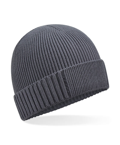 Designed Beanie mit Patch aus Bio-Baumwolle | Graphitgrau