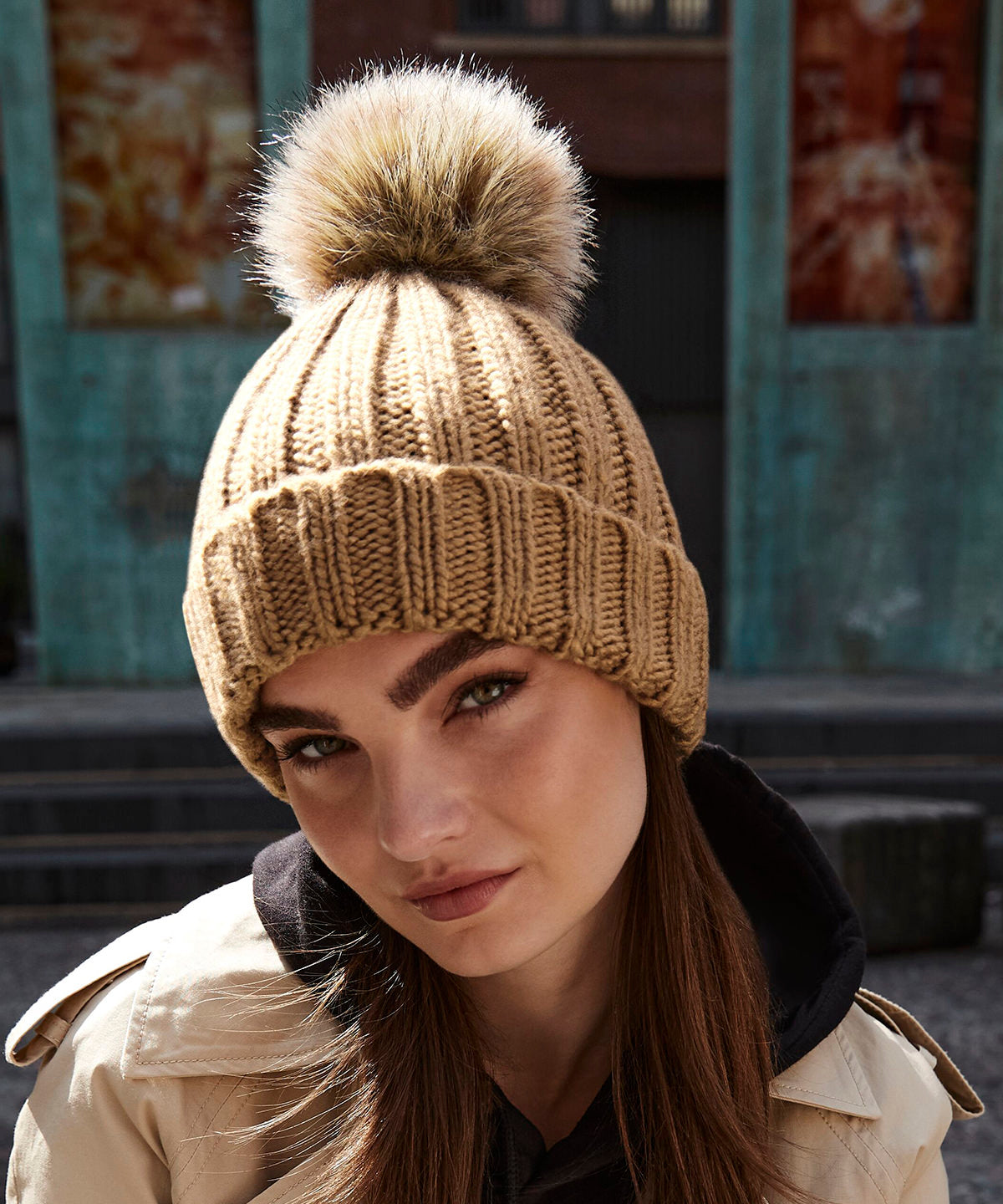 Gorro de punto grueso con pompn de piel sinttica | Negro