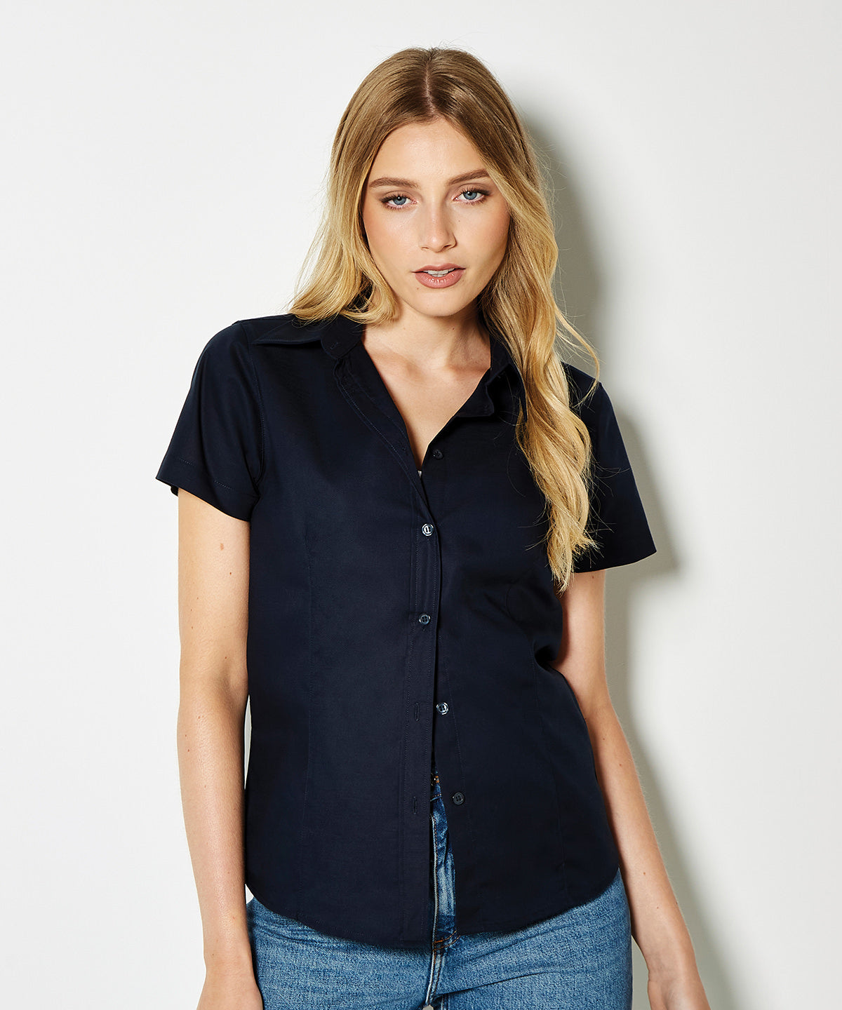 Blusa Oxford de manga corta para mujer en el entorno laboral (ajuste entallado) | Azul Claro