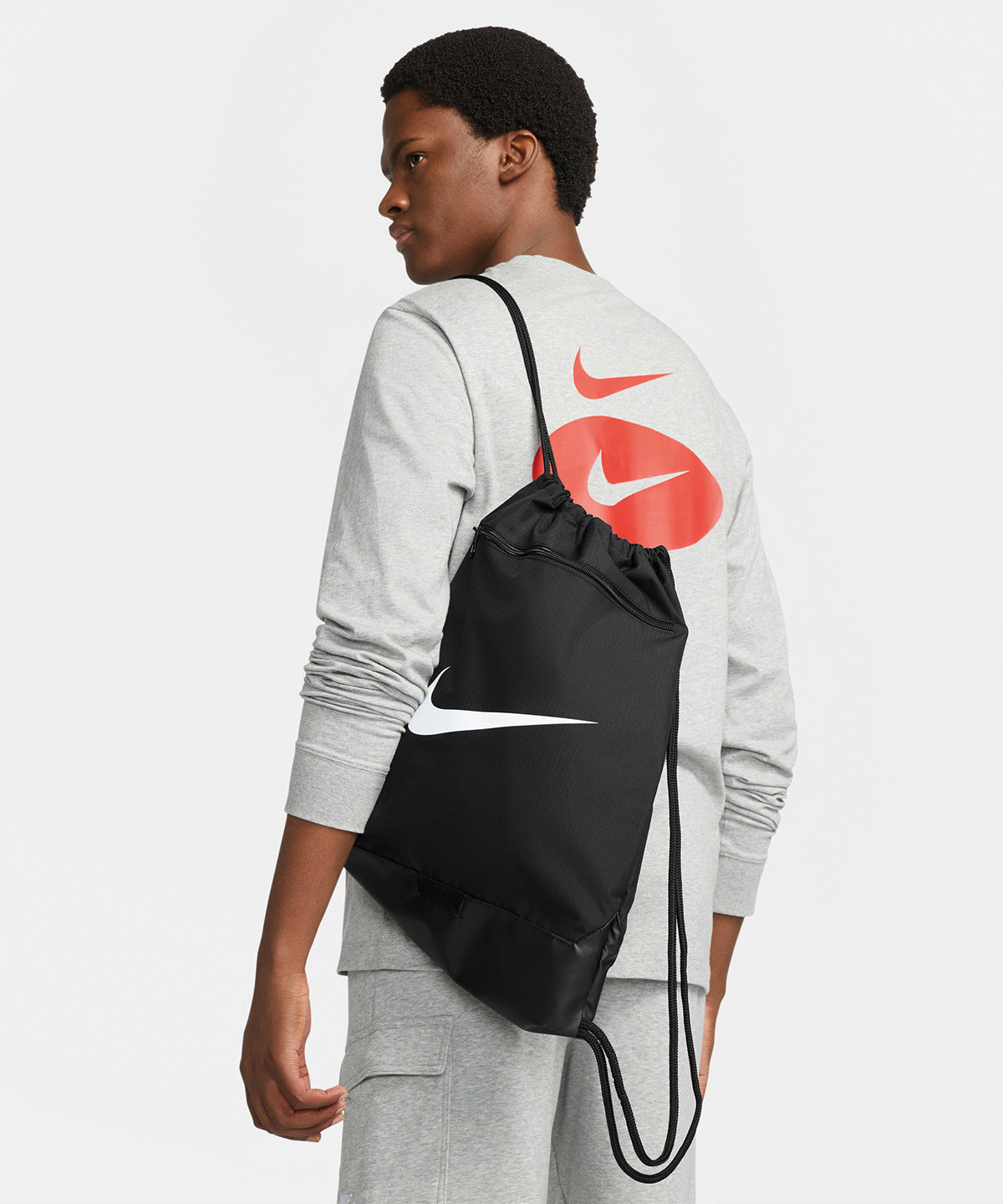 Nike Brasilia avec cordon (18 litres) | Nègre/Nègre/Blanco