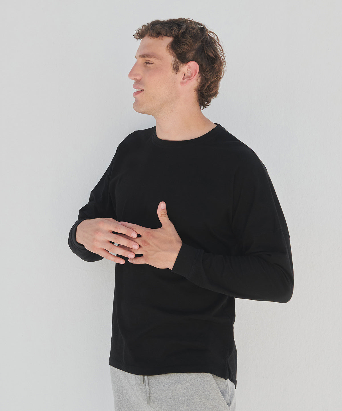 Camiseta unisex con eslogan y hombros cados | Negra Profunda