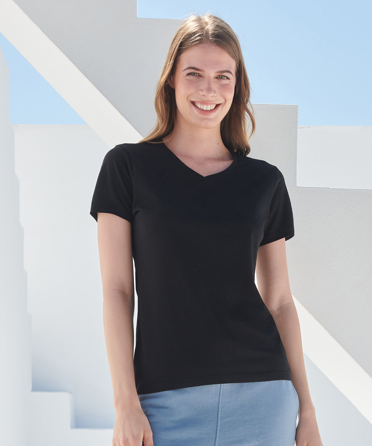 Camiseta de cuello en V elstica para mujer Feel Good | Negra Profunda