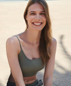 Top corto de tirantes ajustables de moda sostenible para mujer | Gris Oscuro